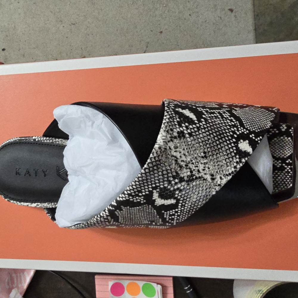 Size 7.5! NIB! KATY PERRY Black and White Snake Print Women's Slides - Picture 3 of 4